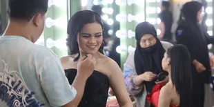 Di Balik Panggung Mega Konser 'The Champions', Ini Suasana Ruang Make Up para Academia 