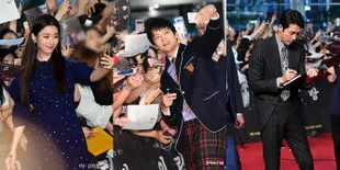 Di Red Carpet, Han Hyo Joo Sampai Kang Dong Won Foto Bareng Fans