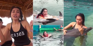 Dianggap Menyiksa, Ini 12 Potret Lucinta Luna Renang Bareng Lumba-Lumba yang Tuai Kecaman dari Bu Susi