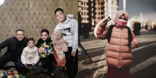 Dibilang Kayak Anak Turki Asli, 8 Potret Cantiknya Arsy Berhijab Selama Liburan - Panen Pujian