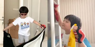 Dididik Mandiri Sejak Kecil, Intip 8 Potret Rafathar Bersih-Bersih dan Merapikan Kamar