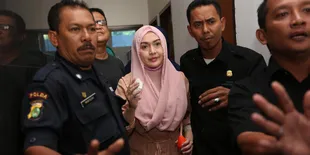 Digiring Menuju Jeruji Besi - Edies Adelia Resmi Ditahan