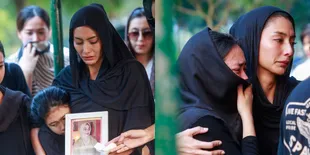 Diiringi Isak Tangis, Potret Pemakaman Ibunda Tyas Mirasih - Tengku Tezi Setia Mendampingi