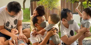 Dinyatakan Negatif Covid Setelah 10 Hari Isolasi Mandiri, 7 Potret Hanung Bramantyo Bisa Kumpul Bareng Anak Lagi - Bahagia Meski Digetok Sendok Baby Bhaj Kama