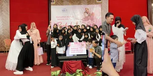 Disebut Bangun Rumah Dunia Akhirat, 10 Potret Fuji Berbagi Santunan Untuk 500 Anak Yatim dan Dhuafa - Tak Kuasa Tahan Air Mata