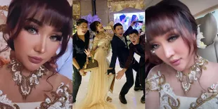 Disebut Makin Cantik, 9 Potret Lucinta Luna Saat Kondangan ke Pernikahan Ria Ricis dan Teuku Ryan - Seru Ikut Tarik Buket Bunga Bareng Para Bridesmaids