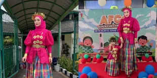 Disebut Mirip Inara Rusli, Ini 8 Potret Zaskia Gotik Pakai Baju Bodo Adat Bugis Sambil Berhijab di Fashion Show Sekolah Anaknya - Kompak Tampil Kembaran