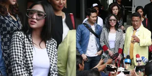 Ditemani Hotman Paris, Dewi Perssik Laporkan Keponakan ke Polisi