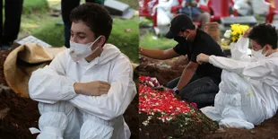 Ditinggal Selamanya, 10 Potret Muhammad Zarno Anak Jane Shalimar Menangis Histeris di Pusara Sang Ibu
