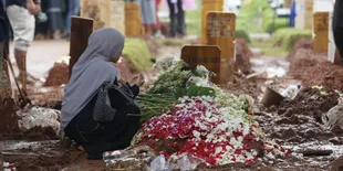 Diwarnai Hujan, Ratusan Pelayat Antar Vidi Aldiano ke Peristirahatan Terakhir