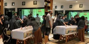Diwarnai Isak Tangis, Ini 11 Potret Keluarga dan Orang-orang Dekat Iringi Jenazah Maura Magnalia - Akan Dimakamkan Besok