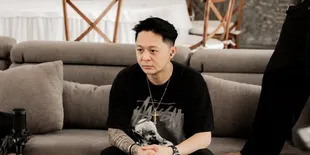 DJ Bravy Ungkap Alasan Pasang Tato Nama Putra Erika Carlina di Jari-Jarinya