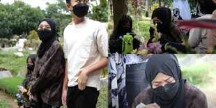 Dua Tahun Berlalu, Ini Potret Haru Putri Delina yang Masih Meneteskan Air Mata Kala Berziarah ke Makam Sang Bunda
