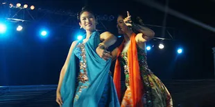 Duet Prisia Nasution - Happy Salma di Festival Film Indonesia 2012