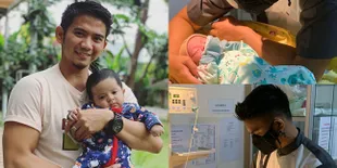 Dulu Ribut Tes DNA, 8 Potret Hangat Rizki DA Momong Baby Syaki - Wajahnya Disebut Kembar Oleh Netizen