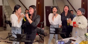 Dulu Sempat Berseteru, 10 Potret Hangat Rosa Meldianti dan Dewi Perssik yang Ramai Dipuji - Seru Banget Nyanyi Hingga Joget Bareng