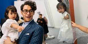Dulu Wajahnya Disembunyikan, Ini Potret Terbaru Anak Ardhito Pramono yang Cantik - Warisi Pesona Rupawan Sang Mama