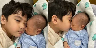 Duo R yang Akur Banget, Ini Deretan Potret Manis Rafathar Saat Tidur Bareng dan Kecup Sayang Adiknya Baby Rayyanza