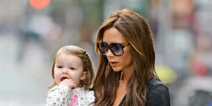 Ekspresi Imut Harper Seven Beckham Saat Nonton Bola