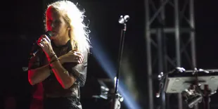 Ellie Goulding Panaskan Pulau Bali - Akhirnya Disiram Air Es