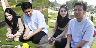 Emil Dardak Ziarah ke Makam Adik Bersama Arumi Bachsin & Keluarga