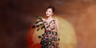 Erika Richardo Melukis di Kereta untuk Merayakan Hari Kartini