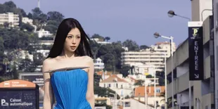Esther Yu Tampil Menawan dengan Gaun Biru di Paris