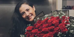 Fera Feriska Rayakan Ulang Tahun Bukan di Tanggal Kelahiran, Dapat Kado Buket Bunga Gede