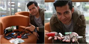 Foto - Menyimak Isi Tas Andre Vokalis Band Astoria