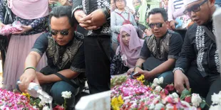 Foto - Olga Meninggal, Vokalis Wali Datang Berziarah dan Berdoa