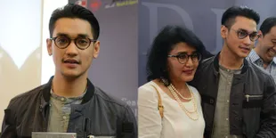 FOTO 10 Tahun Berkarya, Afgan Dapat Kecupan Manis Dari Sang Bunda