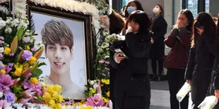 FOTO: 500 Fans Datang ke Persemayaman Mendiang Jonghyun SHINee