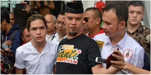 Foto Ahmad Dhani Hadiri Sidang Perdana, Pakai Kaos Pesan Politik