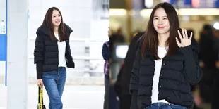 FOTO: Airport Fashion Jo Yoon Hee, Elegan Dengan Gaya Simple