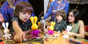 FOTO: Ajari Makna Berbagi, Jedar Ajak Baby El Ikuti Kegiatan Amal