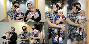 FOTO: Aksi Mewah Syahrini Narsis Bareng Keponakan Kembar, Unyu!