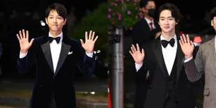 Foto Aktor Ganteng di Red Carpet '26th Busan International Film Festival', Song Joong Ki Hingga Jang Dong Yoon Bikin Mata Segar
