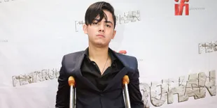 FOTO Aliando Hadiri Premiere Film Pakai Alat Bantu Jalan, Kenapa?