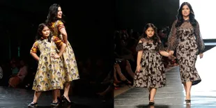 FOTO: Annisa Yudhoyono Jalan di Catwalk Kompakan Bareng Aira