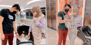 Foto Baby Ukkasya Anak Zaskia Sungkar Jalan-Jalan ke Mall, Harga Strollernya yang Seharga 2 Motor Jadi Sorotan