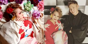 FOTO Bagai Boneka, Evelyn Tampil Feminin Pakai Kimono Warna Merah