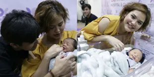 FOTO Bahagia, Mytha Lestari dan Barry Kenalkan Anak ke Awak Media