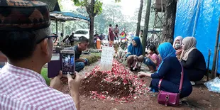 FOTO: Banyak Fans Datang dan Berfoto di Samping Makam Julia Perez