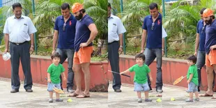 FOTO Belajar Main Badminton, Taimur Ali Khan Super Nggemesin! 