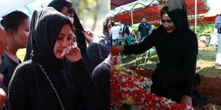FOTO Berduka, Tangis Natalie Sarah Mengantar Kepergian Sang Bunda