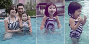 FOTO: Berenang Bareng Papa & Mama, Baby Gempi Lucu Nggemesin