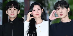 Foto Bintang 'QUEEN OF TEARS' di Acara Wrap Up Party, Pose Cute di Depan Kamera - Bibi Beom Ja Tampil Swag