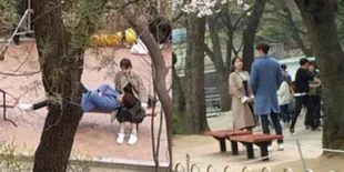 FOTO: Bocoran Syuting Kim Woo Bin - Suzy, Tidur Manja di Pangkuan