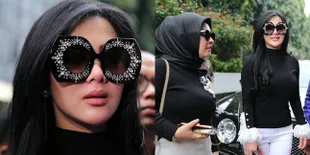 FOTO: Buka Suara, Syahrini Akui Tak Akrab Dengan Bos First Travel