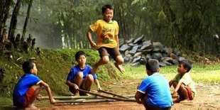 FOTO: Bukti Kita Bisa Bahagia Tanpa Gadget, Jadi Rindu Masa Kecil